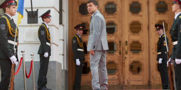 Volodymyr Zelensky como el personaje Vasyl Petrovych Holoborodko en su programa de comedia de televisión 'Servant of the People' (Yaroslav Burdovitsin / Wikimedia Commons)