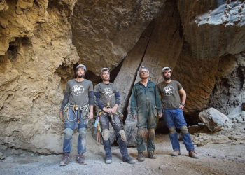 Los exploradores principales de Malcham Cave de izquierda a derecha, Efi Cohen, Yoav Negev, el profesor Amos Frumkin y Boaz Langford afuera de la entrada principal de la cueva el 22 de marzo de 2019, cerca del Mar Muerto. (Cortesía Anton Chikishev / Hebreo Unviersity)