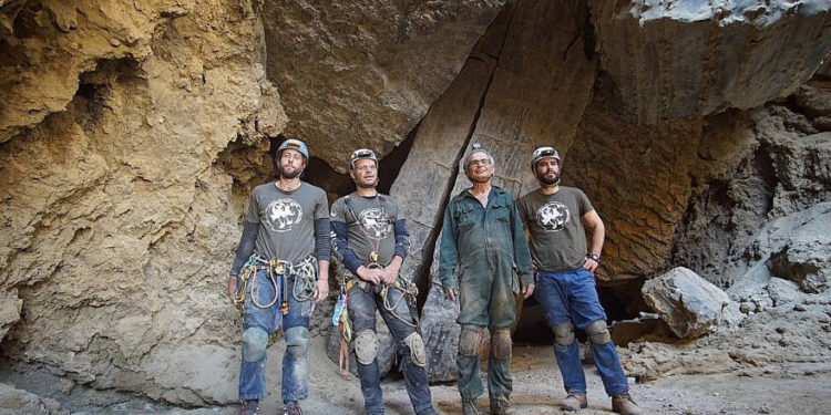 Los exploradores principales de Malcham Cave de izquierda a derecha, Efi Cohen, Yoav Negev, el profesor Amos Frumkin y Boaz Langford afuera de la entrada principal de la cueva el 22 de marzo de 2019, cerca del Mar Muerto. (Cortesía Anton Chikishev / Hebreo Unviersity)