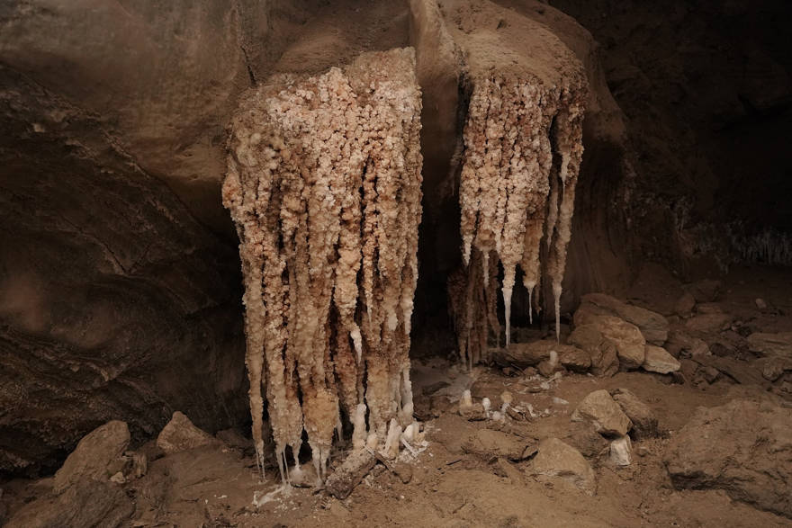 Una formación masiva de estalactitas en la cueva de Malcham, cerca del Mar Muerto, el 22 de marzo de 2019. (cortesía de Ruslan Paul / Universidad Hebrea)