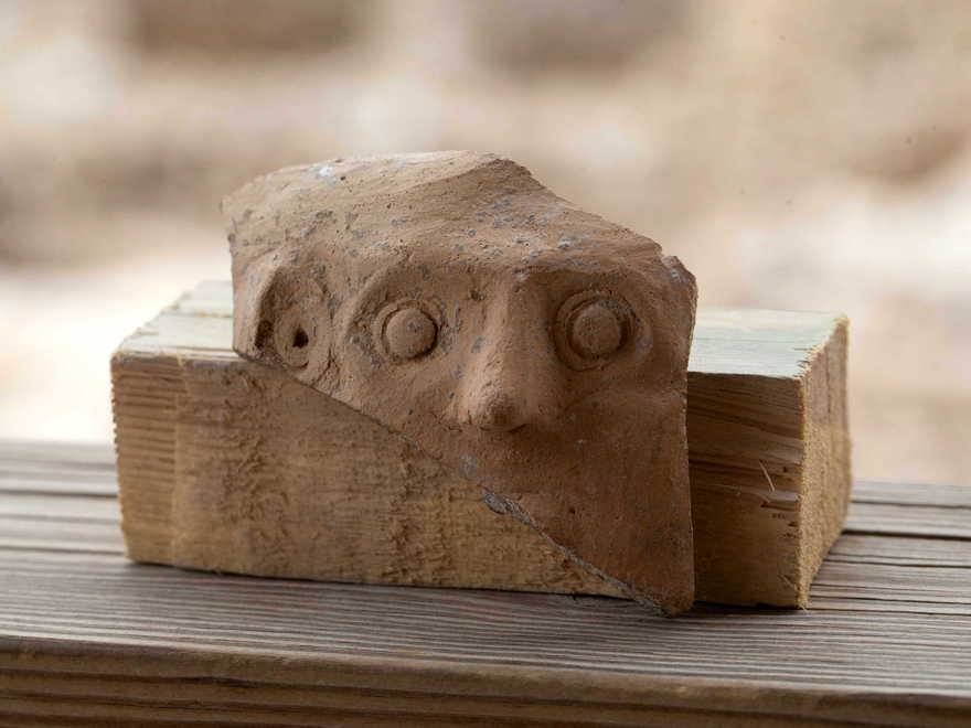 Este fragmento de un Bes-Vessel del período persa (4to. Y 5to aC) fue descubierto en un gran pozo de desechos en la excavación del estacionamiento de Givati en la ciudad de David, en Jerusalén. (Eliyahu Yanai, Ciudad de David)