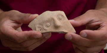 Este fragmento de un Bes-Vessel del período Persa (4to. Y 5to aC) fue descubierto en un gran pozo de desechos en la excavación del estacionamiento de Givati en la ciudad de David, en Jerusalén. (Eliyahu Yanai, Ciudad de David)
