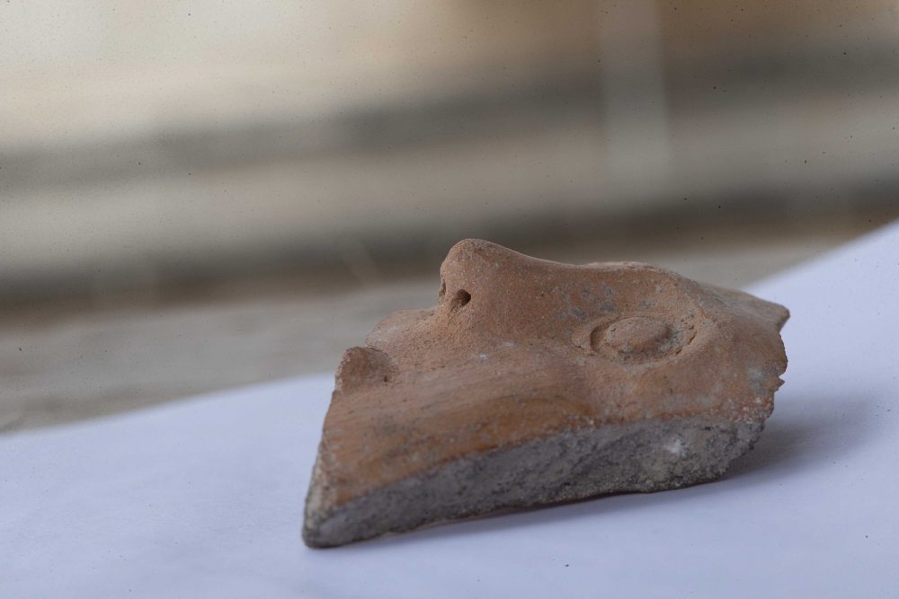 Este fragmento de un Bes-Vessel del período Persa (4to. Y 5to aC) fue descubierto en un gran pozo de desechos en la excavación del estacionamiento de Givati ​​en la ciudad de David, en Jerusalén. (Eliyahu Yanai, Ciudad de David)