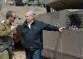 El primer ministro Benjamin Netanyahu, a la derecha, habla con un oficial de las FDI cerca de la frontera con la Franja de Gaza el 28 de marzo de 2019. (Kobi Gideon / GPO)