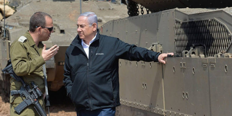 El primer ministro Benjamin Netanyahu, a la derecha, habla con un oficial de las FDI cerca de la frontera con la Franja de Gaza el 28 de marzo de 2019. (Kobi Gideon / GPO)