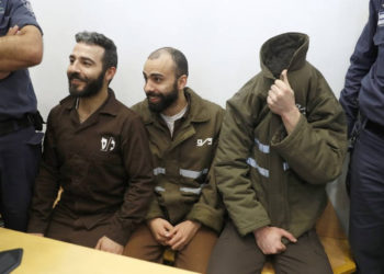 El ciudadano francés Romain Franck (R), entonces de 24 años, trabajador del consulado francés, y los palestinos Moufak al-Ajluni (L) y Mohamed Katout (C) comparecen ante el tribunal en la ciudad israelí de Haifa el 19 de marzo de 2018, para enfrentar Cargos de contrabando desde Gaza. (Foto AFP / Jack Guez)