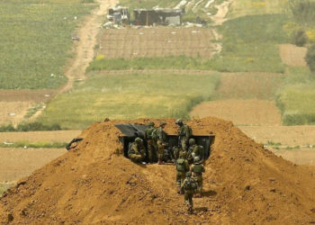 Los soldados israelíes se reúnen en una posición en la frontera con la Franja de Gaza cerca del Kibbutz Nahal Oz en el sur de Israel el 30 de marzo de 2019. (Jack Guez / AFP)