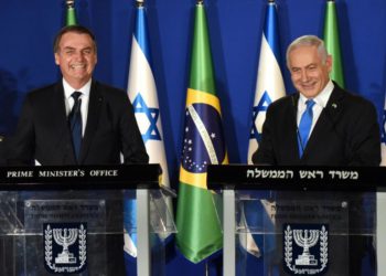El presidente brasileño, Jair Bolsonaro, izquierda, y el primer ministro israelí, Benjamin Netanyahu, hablaron durante una conferencia de prensa conjunta en la Residencia del primer ministro en Jerusalén el 31 de marzo de 2019. (DEBBIE HILL / POOL / AFP)