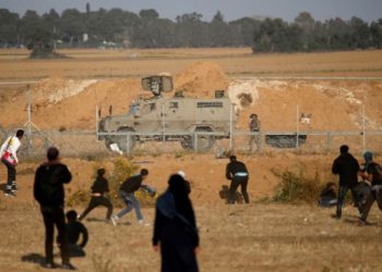 Ilustrativo: los palestinos se enfrentan a las fuerzas israelíes cerca de la frontera con Israel, al este de Khan Younis en el sur de la Franja de Gaza, el 12 de abril de 2019. (Said Khatib / AFP)