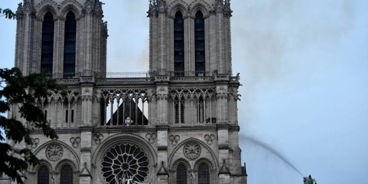 Las consecuencias de un incendio devastador muestran mucho trabajo por delante para Notre Dame