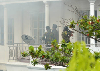 El personal de la Fuerza de Tareas Especiales de Sri Lanka (STF, por sus siglas en inglés) aparece en una foto afuera de una casa durante una redada, luego de una explosión suicida que mató a los agentes de policía que registraron la propiedad, en la capital Colombo el 21 de abril de 2019, luego de una serie de explosiones mortales en iglesias y hoteles (ISHARA S. KODIKARA / AFP)