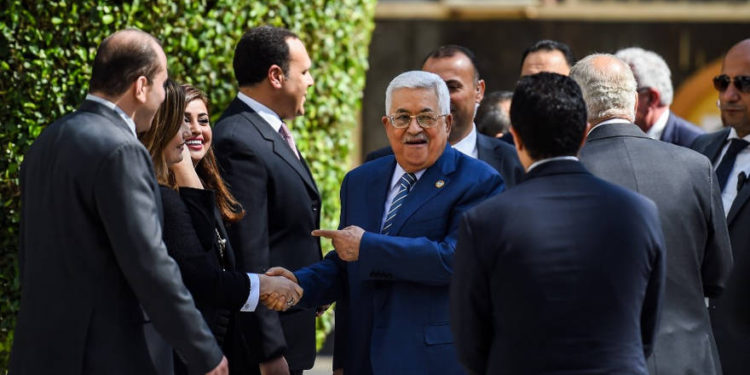 El presidente de la Autoridad Palestina, Mahmoud Abbas (C), es recibido cuando llega a la sede de la Liga Árabe en la capital egipcia, El Cairo, para discutir los últimos acontecimientos en los territorios palestinos el 21 de abril de 2019. (MOHAMED EL-SHAHED / AFP)