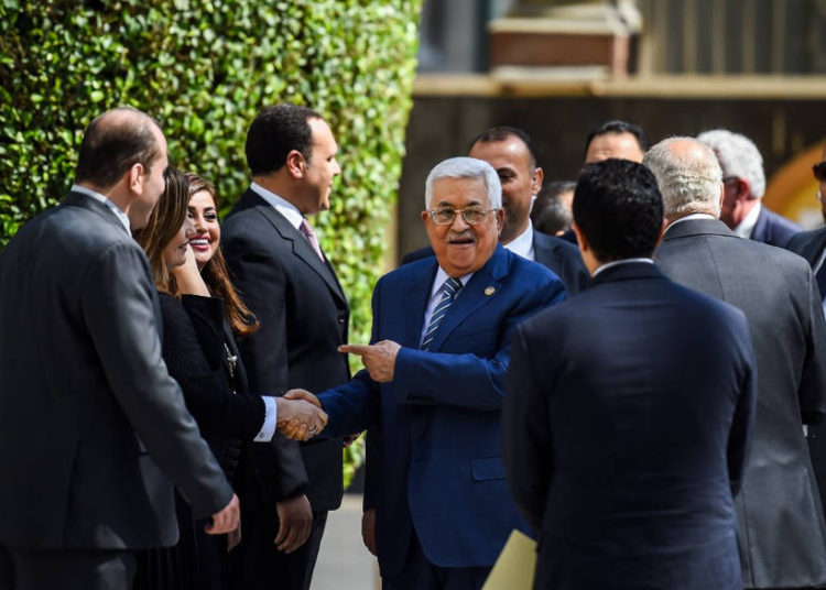 El presidente de la Autoridad Palestina, Mahmoud Abbas (C), es recibido cuando llega a la sede de la Liga Árabe en la capital egipcia, El Cairo, para discutir los últimos acontecimientos en los territorios palestinos el 21 de abril de 2019. (MOHAMED EL-SHAHED / AFP)
