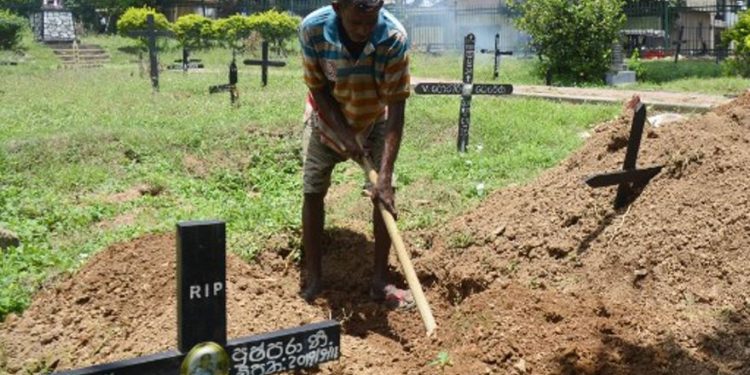 El trabajador del cementerio Piyasri Gunasena cava una tumba en el cementerio Madampitiya en Colombo el 23 de abril de 2019. (LAKRUWAN WANNIARACHCHI / AFP)