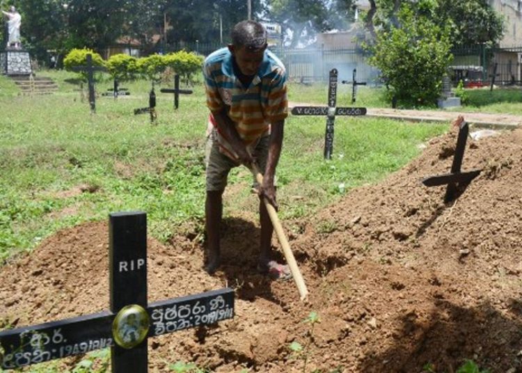 El trabajador del cementerio Piyasri Gunasena cava una tumba en el cementerio Madampitiya en Colombo el 23 de abril de 2019. (LAKRUWAN WANNIARACHCHI / AFP)