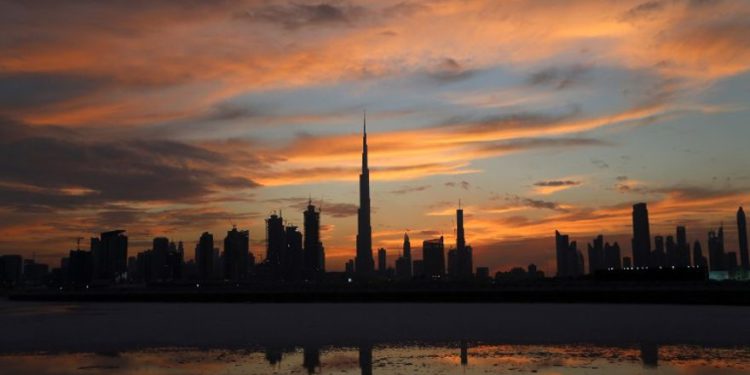 Una foto del horizonte de Dubai con Burj Khalifa, la torre más alta del mundo en el centro, mientras el sol se pone sobre Dubai, Emiratos Árabes Unidos, el 4 de abril de 2016. (AFP / Karim Sahib)
