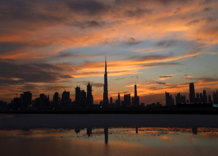 Una foto del horizonte de Dubai con Burj Khalifa, la torre más alta del mundo en el centro, mientras el sol se pone sobre Dubai, Emiratos Árabes Unidos, el 4 de abril de 2016. (AFP / Karim Sahib)