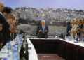 Ilustrativo: el presidente de la Autoridad Palestina, Mahmoud Abbas y su gobierno recitan una oración durante una reunión en Ramallah el 11 de septiembre de 2014. (AFP / Abbas Momani)
