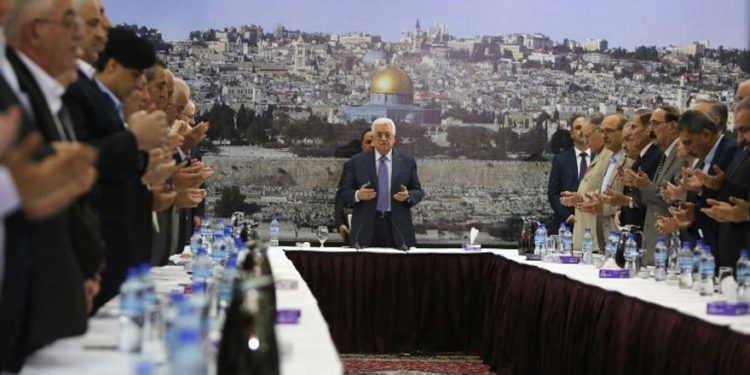 Ilustrativo: el presidente de la Autoridad Palestina, Mahmoud Abbas y su gobierno recitan una oración durante una reunión en Ramallah el 11 de septiembre de 2014. (AFP / Abbas Momani)