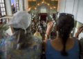 Judíos marroquíes y turistas judíos israelíes participan en las festividades de Simchat Torah en una sinagoga en el barrio judío "Mellah" de la Medina en Marrakech el 13 de octubre de 2017 .. (AFP PHOTO / FADEL SENNA)