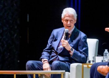 El ex presidente de los Estados Unidos, Bill Clinton, en el escenario del Teatro Beacon durante un evento de conferencias el 11 de abril de 2019 en la ciudad de Nueva York. (Roy Rochlin / Getty Images / AFP)