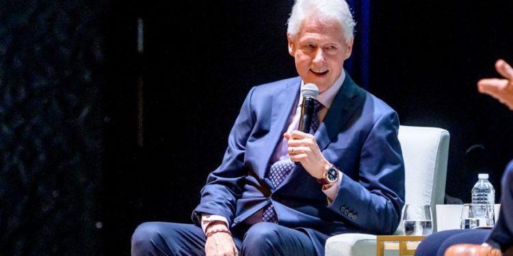 El ex presidente de los Estados Unidos, Bill Clinton, en el escenario del Teatro Beacon durante un evento de conferencias el 11 de abril de 2019 en la ciudad de Nueva York. (Roy Rochlin / Getty Images / AFP)