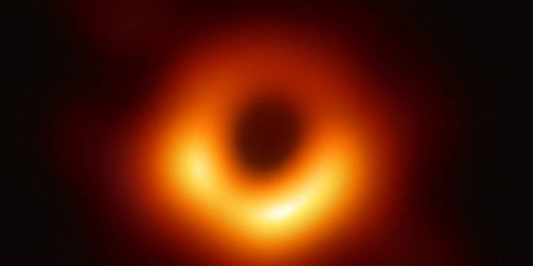 La primera foto de un agujero negro. "Lo que vemos en la imagen es más grande que todo nuestro Sistema Solar", señaló Heino Falcke.