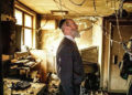 Una persona inspecciona el daño de un incendio provocado en la Yeshiva de Torat Chaim en la víspera de la Pascua (Cortesía / Yeshiva de Torat Chaim)