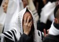 Un adorador judío que usa un manto de oración participa en la bendición sacerdotal durante la festividad de la Pascua en el Muro Occidental en la Ciudad Vieja de Jerusalén el 22 de abril de 2019. (Thomas COEX / AFP)