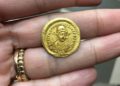 Rara moneda de oro de 1.600 años de antigüedad que representa al emperador bizantino Teodosio II descubierto en febrero de 2019 por alumnos junto al arroyo Zippori en Galilea. (Nir Distelfeld / Autoridad de Antigüedades de Israel)