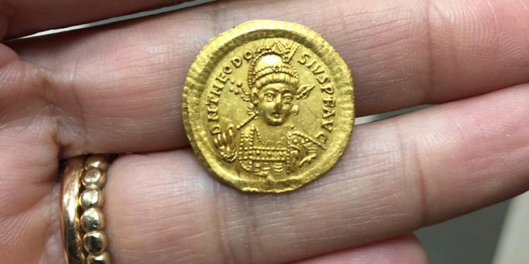 Rara moneda de oro de 1.600 años de antigüedad que representa al emperador bizantino Teodosio II descubierto en febrero de 2019 por alumnos junto al arroyo Zippori en Galilea. (Nir Distelfeld / Autoridad de Antigüedades de Israel)