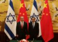 El primer ministro de China, Li Keqiang, y el primer ministro, Benjamin Netanyahu, asisten a una ceremonia de firma en el Gran Palacio del Pueblo en Beijing, el 20 de marzo de 2017. (Raphael Ahren / Times of Israel)