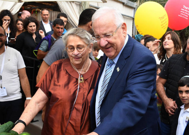 El presidente Rivlin y su esposa Nechama saludan a los israelíes en su Jerusalén Sukka. (Crédito de la foto: Mark Neiman / GPO)