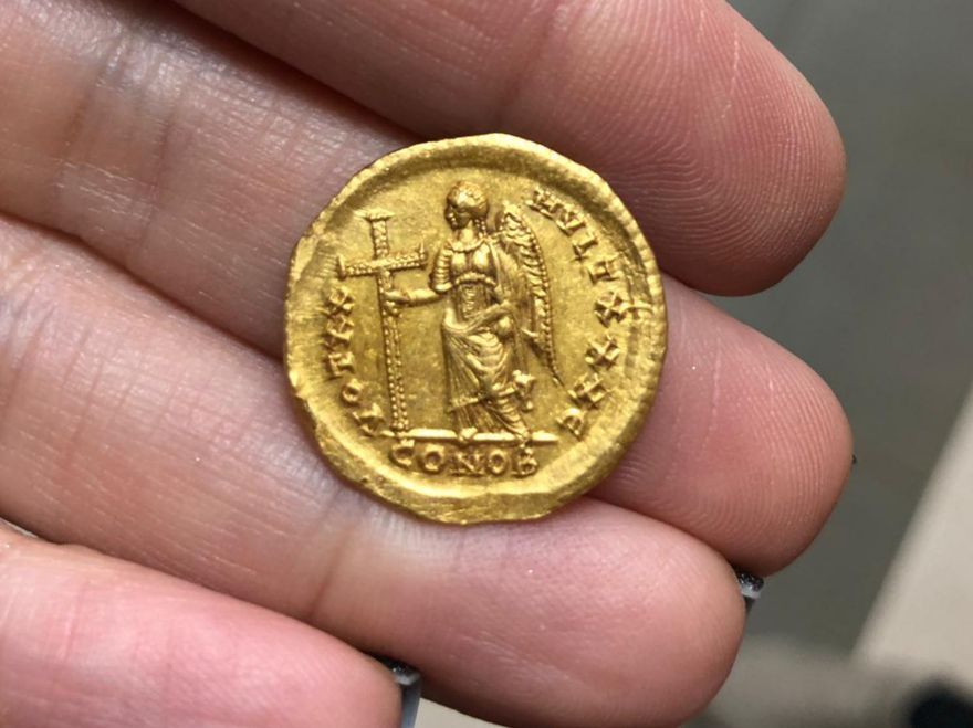 La imagen de la diosa Victoria sosteniendo el Bastón de la Cruz en la moneda de oro de 1600 años descubierta por los alumnos en febrero de 2019. (Nir Distelfeld / IAA)