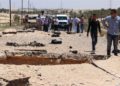 Los oficiales de seguridad egipcia inspeccionan el sitio de la explosión de una bomba dirigida a soldados en la carretera entre El-Arish y la ciudad fronteriza de Rafah, en la problemática parte norte de la península del Sinaí, en 2015. (Crédito de la foto: REUTERS)