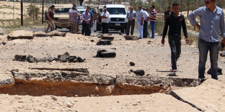 Los oficiales de seguridad egipcia inspeccionan el sitio de la explosión de una bomba dirigida a soldados en la carretera entre El-Arish y la ciudad fronteriza de Rafah, en la problemática parte norte de la península del Sinaí, en 2015. (Crédito de la foto: REUTERS)