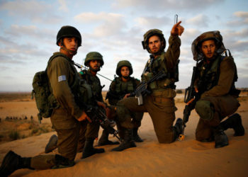 Los soldados israelíes de la Unidad de Mando del Frente Doméstico se reúnen mientras participan en un simulacro de guerra urbana dentro de un pueblo simulado en la base militar de Tze'elim en el desierto de Negev en Israel el 11 de junio de 2017. Imagen tomada el 11 de junio de 2017.. (Crédito de la foto: AMIR COHEN / REUTERS)