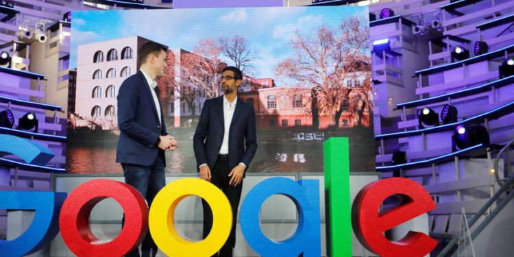 Sundar Pichai, CEO de Google, y Philipp Justus, vicepresidente de Google para Europa Central y los países de habla alemana, permanecen en un logotipo de Google durante la apertura de la nueva oficina de Google Berlin de Alphabet en Berlín, Alemania, 22 de enero de 2019 .. (Crédito de la foto : HANNIBAL HANSCHKE / REUTERS)