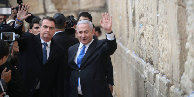 El primer ministro Benjamin Netanyahu con el presidente brasileño Jair Bolsonaro en el Muro Occidental el 1 de abril de 2019. (Crédito de la foto: YONATAN ZINDEL / FLASH 90)