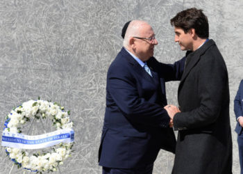 El presidente Rivlin depositó una ofrenda floral en el memorial del Holocausto en Ottawa, acompañado por el primer ministro Trudeau. (Crédito de la foto: Mark Neiman / GPO)