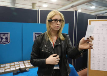 Un usuario de OrCam con discapacidad visual demuestra utilizar la tecnología para votar. (Crédito de la foto: ORCAM PR)