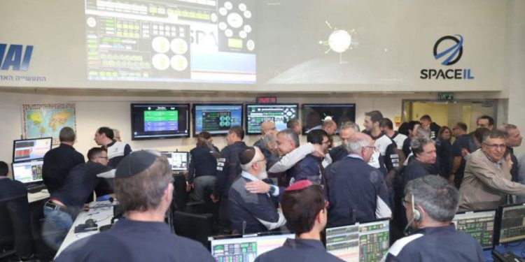 Los ingenieros de SpaceIL e Israel Aerospace Industries celebran la exitosa maniobra de Captura Lunar. (Crédito de la foto: ELIRAN AVITAL)