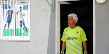 Isaak Hayik, de 73 años, descansa durante el medio tiempo en un juego con el club de fútbol Ironi Or Yehuda de Israel mientras rompe el Récord Mundial Guinness para el futbolista más antiguo de Or Yehuda, Israel, 5 de abril de 2019. (Crédito de la foto: AMIR COHEN / REUTERS)