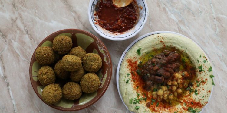Hummus y falafel a base de garbanzos en el famoso restaurante Abu Shukri en la Ciudad Vieja de Jerusalén. (Crédito de la foto: AMMAR AWAD / REUTERS)