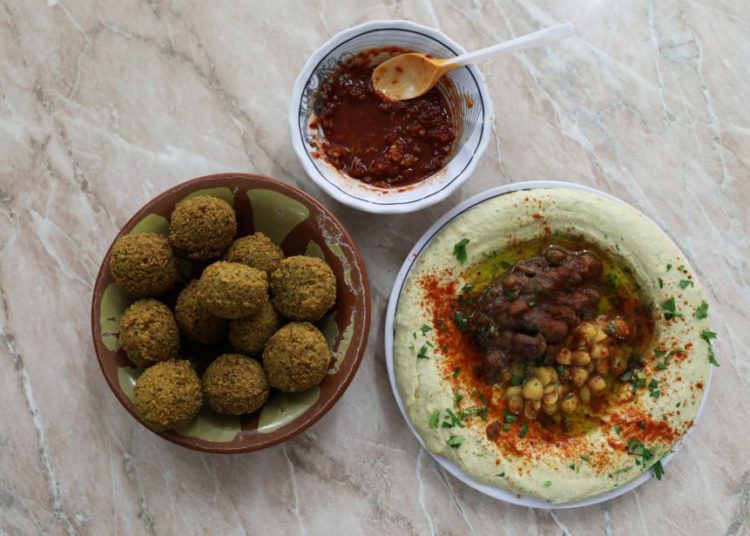 Hummus y falafel a base de garbanzos en el famoso restaurante Abu Shukri en la Ciudad Vieja de Jerusalén. (Crédito de la foto: AMMAR AWAD / REUTERS)