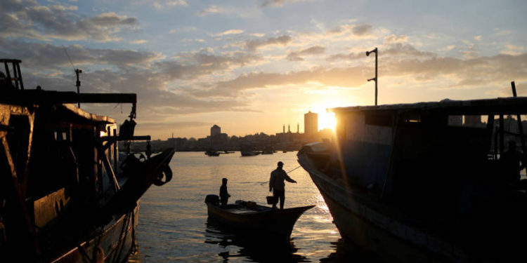 El sol sale a medida que se ve a los pescadores en el puerto marítimo de la ciudad de Gaza, 2 de abril de 2019. (Crédito de la foto: SUHAIB SALEM / REUTERS)