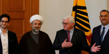 El presidente alemán Frank-Walter Steinmeier da la bienvenida al presidente de la Comunidad Islámica de Alemania, Sheikh Mahmood Khalilzadeh y Dawood Nazirizadeh, mientras se encuentra con representantes de las comunidades islámicas de los chiítas en el Palacio Bellevue en Berlín, Alemania, 30 de abril de 2018. (Crédito de la foto: REUTERS / AXEL SCHMIDT)