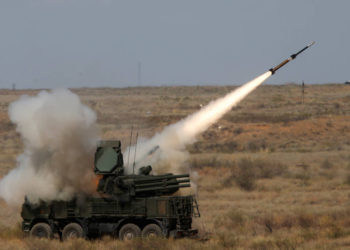 n sistema de misiles tierra-aire Pantsir-SM dispara un misil durante la competencia Keys to the Sky en los International Army Games 2017 en el campo de tiro de Ashuluk fuera de Astrakhan, Rusia, 5 de agosto de 2017. (Crédito de la foto: MAXIM SHEMETOV / REUTERS)