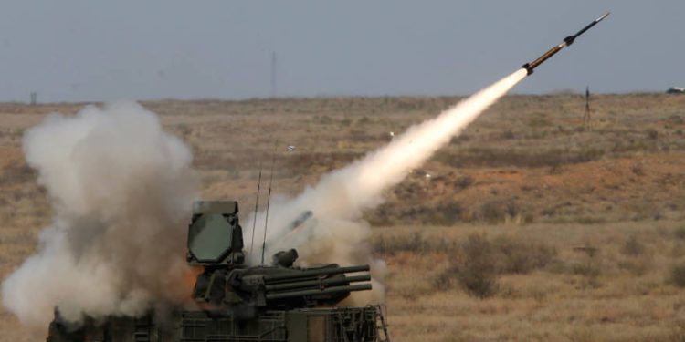 n sistema de misiles tierra-aire Pantsir-SM dispara un misil durante la competencia Keys to the Sky en los International Army Games 2017 en el campo de tiro de Ashuluk fuera de Astrakhan, Rusia, 5 de agosto de 2017. (Crédito de la foto: MAXIM SHEMETOV / REUTERS)