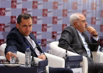 Majid Takht Ravanchi (L) con Mohammad Javad Zarif (R), Ministro de Relaciones Exteriores de Irán, en 2015. (Crédito de la foto: TASNIM NEWS AGENCY / WIKIMEDIA COMMONS)